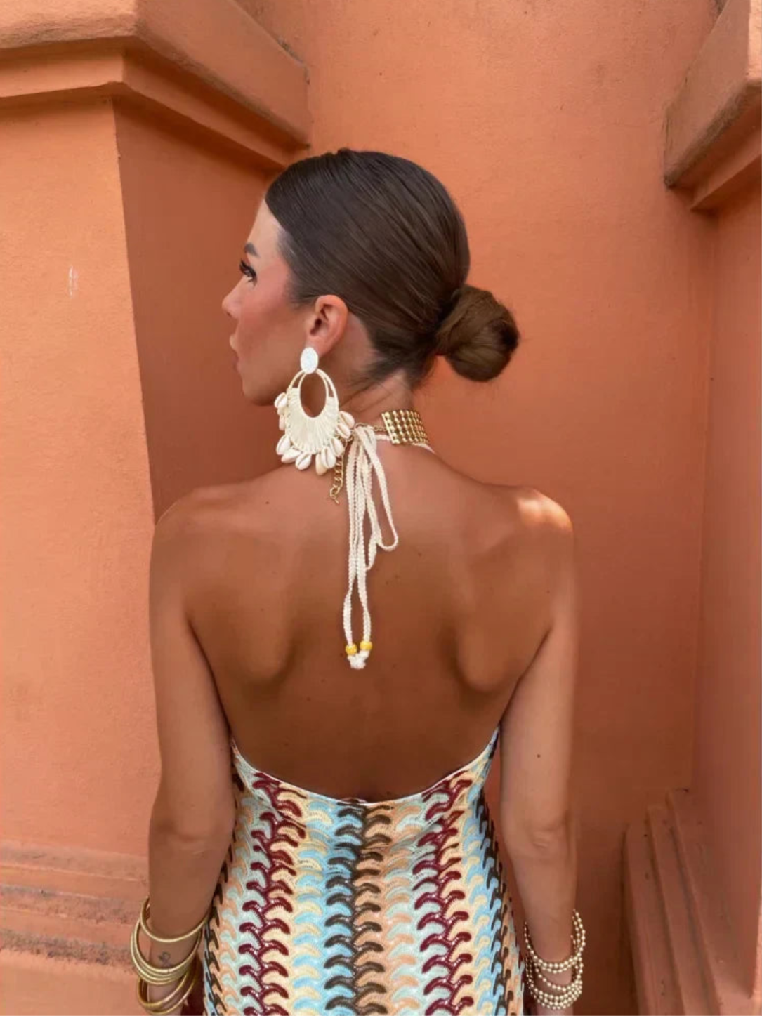 Marélisse - Maxikleid aus Häkelarbeit mit Halterneck und luxuriösen Retro-Streifen