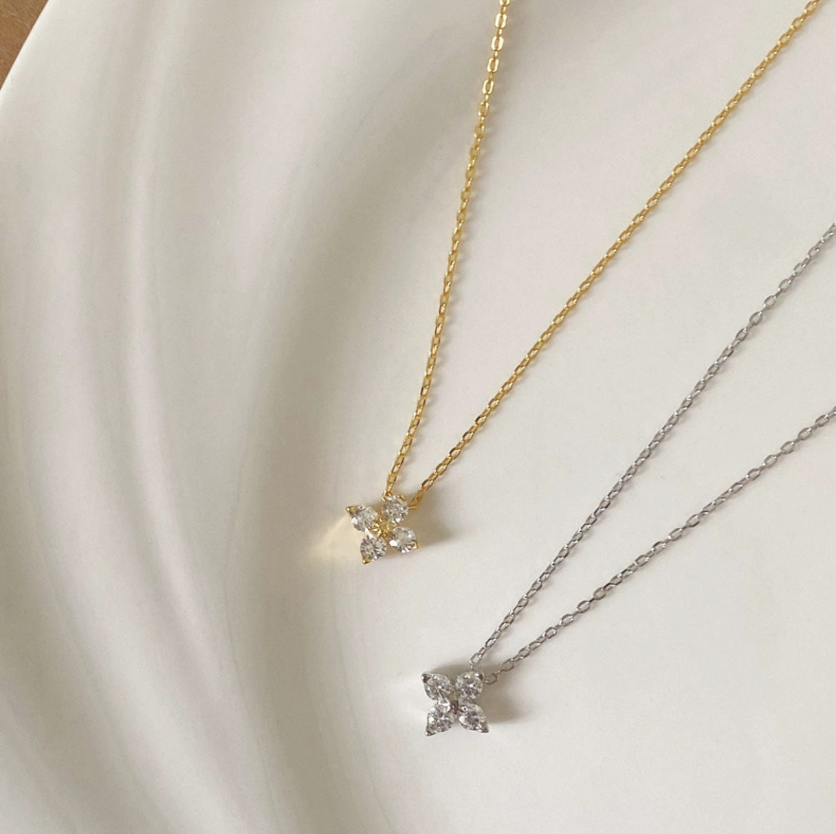 Zarte Damen Halskette mit Blumen-Anhänger & Zirkonia – Eleganter Goldschmuck