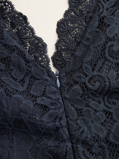 Elegantes Spitzenkleid für Damen – Ärmelloses Maxikleid mit tiefem V-Ausschnitt & Taillengürtel