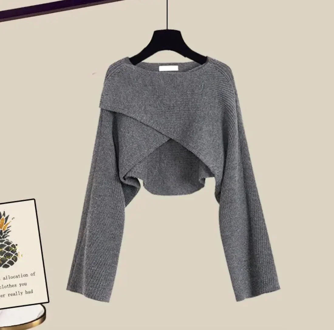 Elegantes 3-teiliges Outfit Set für Damen mit weiter Hose Bluse und modernem Crop Pullover