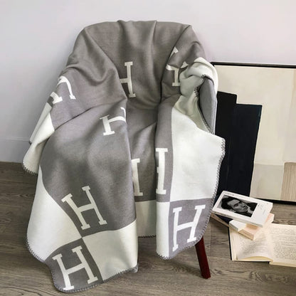 Luxuriöse Designer Wohndecke mit H-Muster – Weiche Kuscheldecke für Sofa & Bett