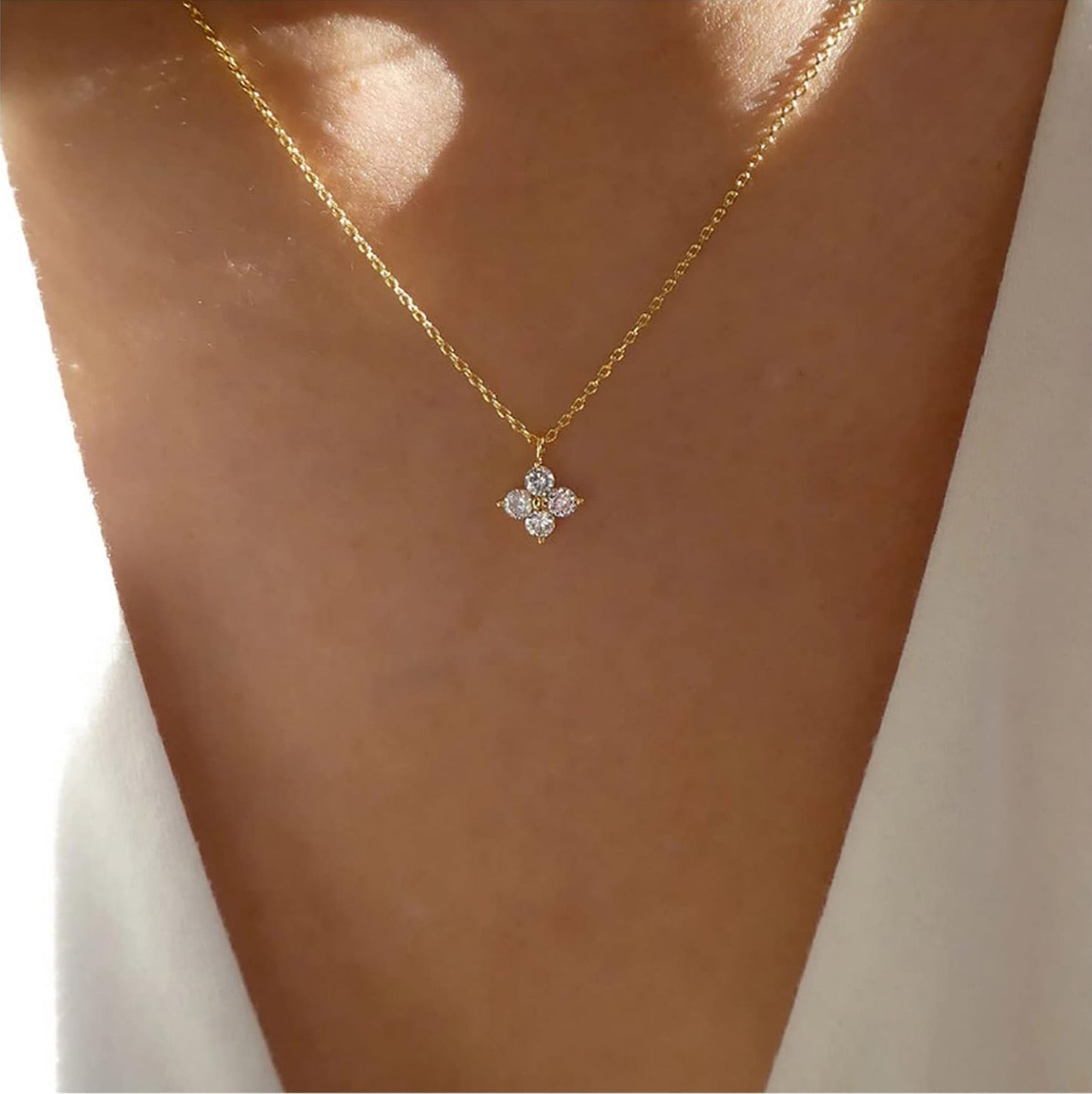 Zarte Damen Halskette mit Blumen-Anhänger & Zirkonia – Eleganter Goldschmuck