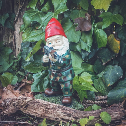 Lustige Garten Zwerg Figur mit Soldaten Design – Originelle Outdoor Deko für Garten & Terrasse