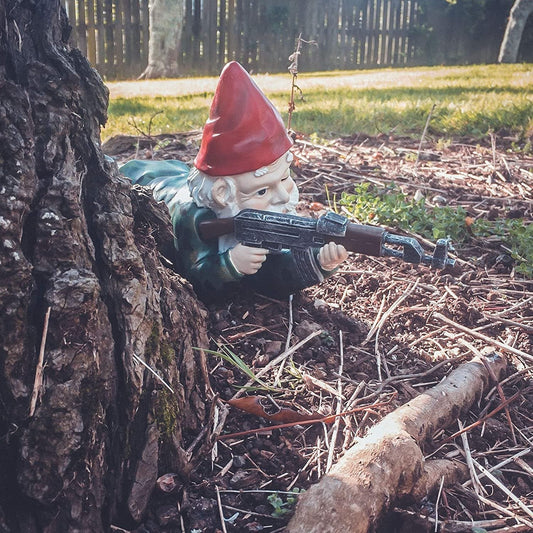 Lustige Garten Zwerg Figur mit Soldaten Design – Originelle Outdoor Deko für Garten & Terrasse