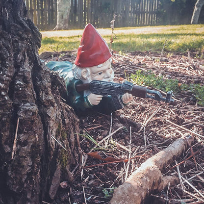 Lustige Garten Zwerg Figur mit Soldaten Design – Originelle Outdoor Deko für Garten & Terrasse