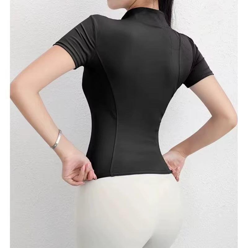Figurformendes Sportshirt mit Reißverschluss für Damen – Kurzarm Fitness Top für Yoga, Training & Freizeit