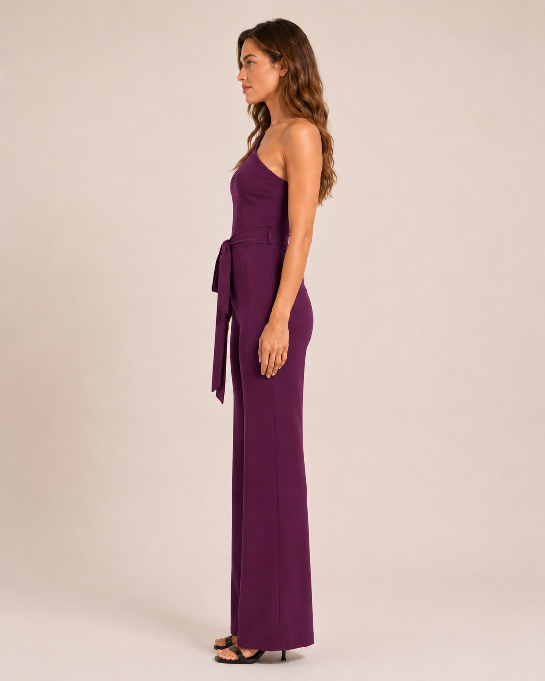 Eleganter Ein-Schulter Jumpsuit mit Bindegürtel für Damen – Figurbetonter Overall mit Schlaghose für Abend & Events