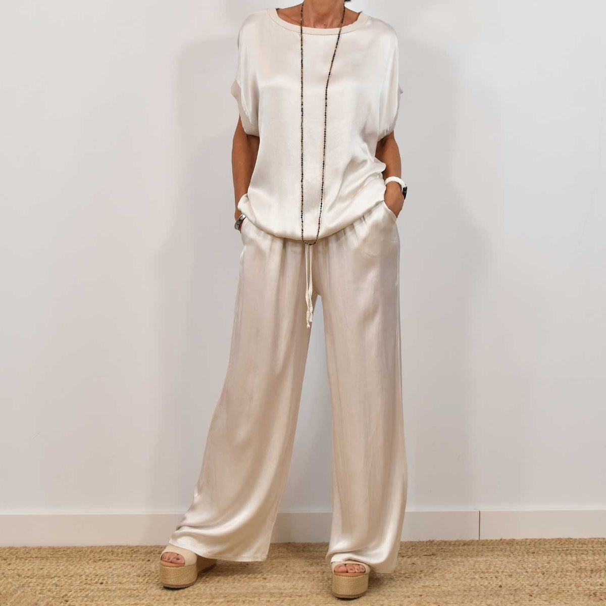 Rosalique - Satin Chic Ensemble – Fließendes Oberteil & Weite Hose