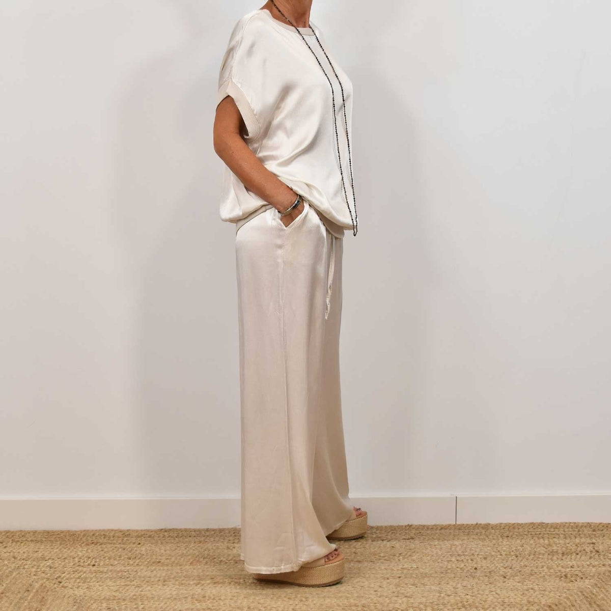 Rosalique - Satin Chic Ensemble – Fließendes Oberteil & Weite Hose