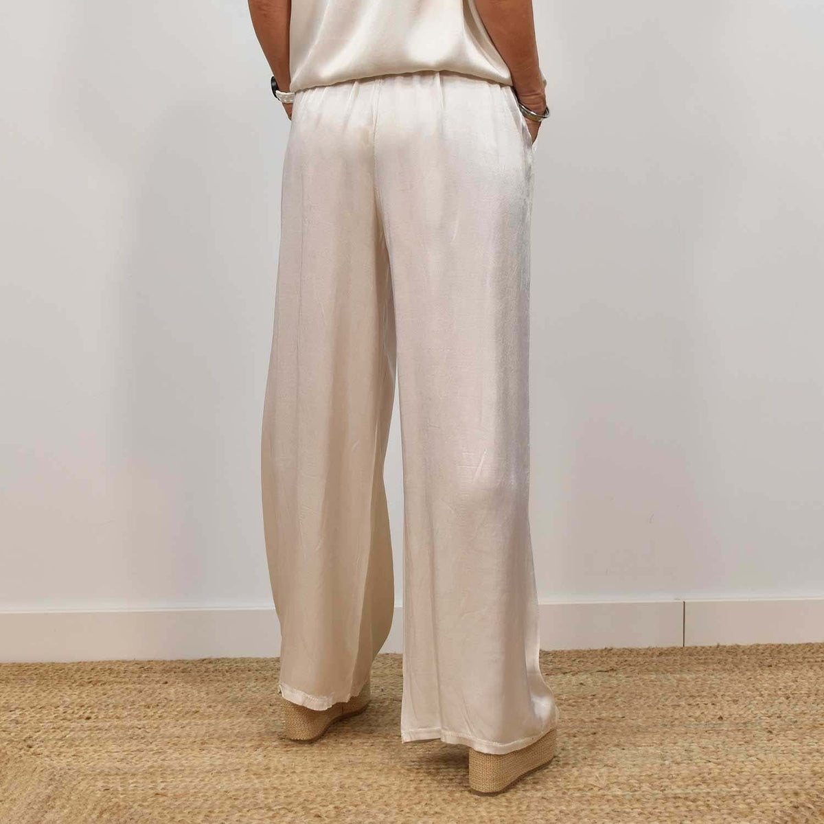 Rosalique - Satin Chic Ensemble – Fließendes Oberteil & Weite Hose