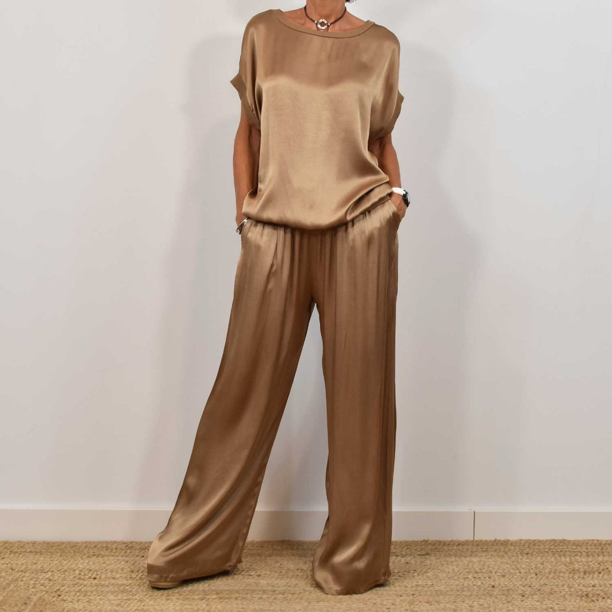 Rosalique - Satin Chic Ensemble – Fließendes Oberteil & Weite Hose