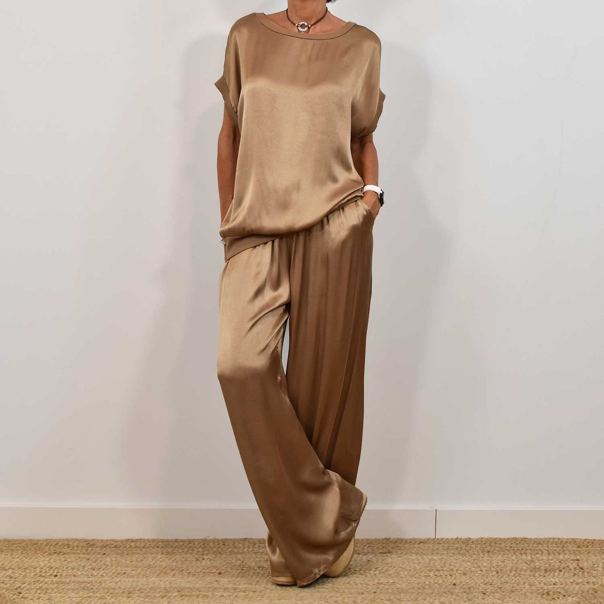 Rosalique - Satin Chic Ensemble – Fließendes Oberteil & Weite Hose