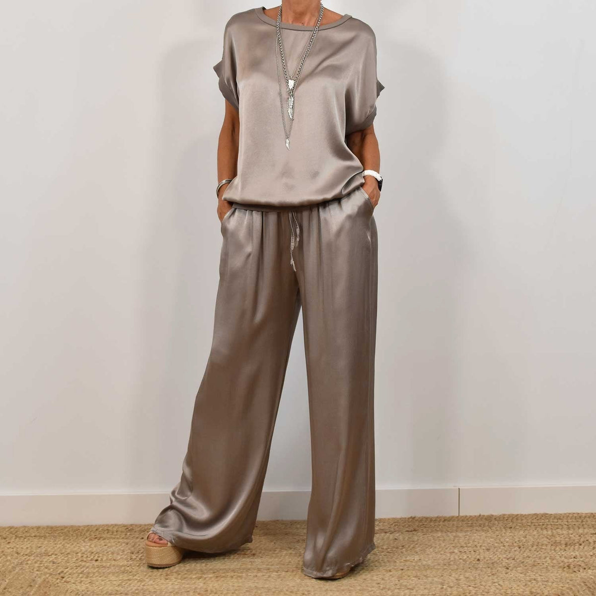 Rosalique - Satin Chic Ensemble – Fließendes Oberteil & Weite Hose