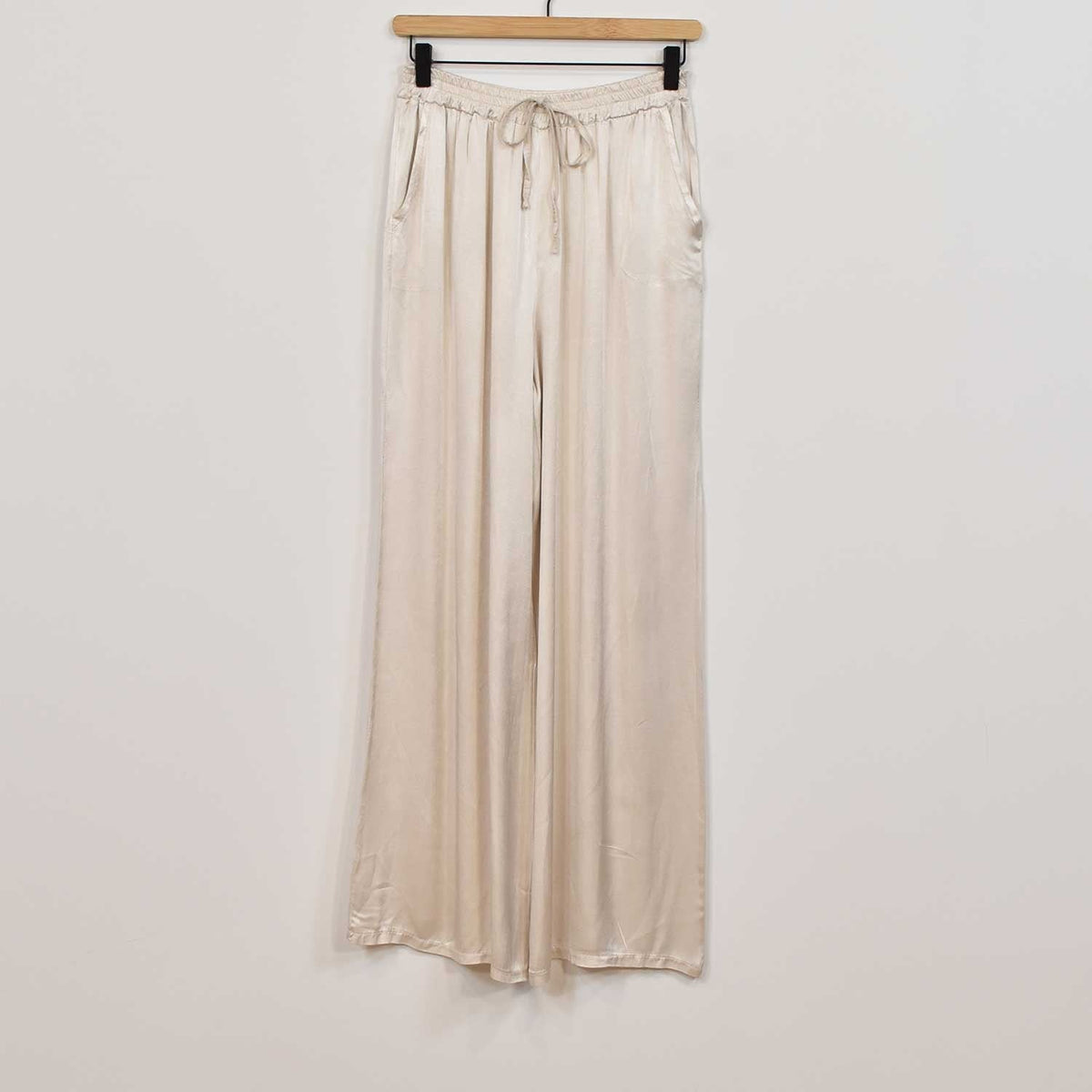 Rosalique - Satin Chic Ensemble – Fließendes Oberteil & Weite Hose