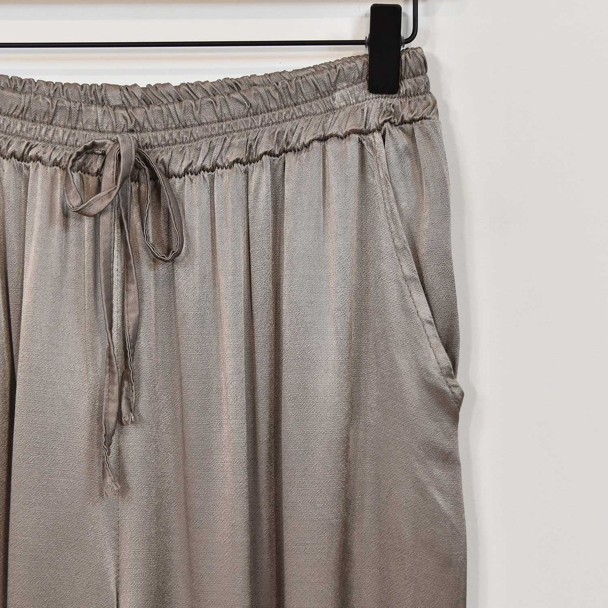 Rosalique - Satin Chic Ensemble – Fließendes Oberteil & Weite Hose
