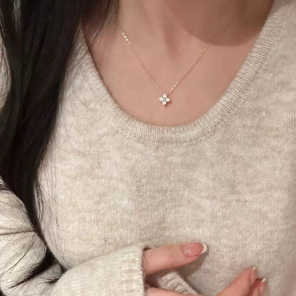 Zarte Damen Halskette mit Blumen-Anhänger & Zirkonia – Eleganter Goldschmuck