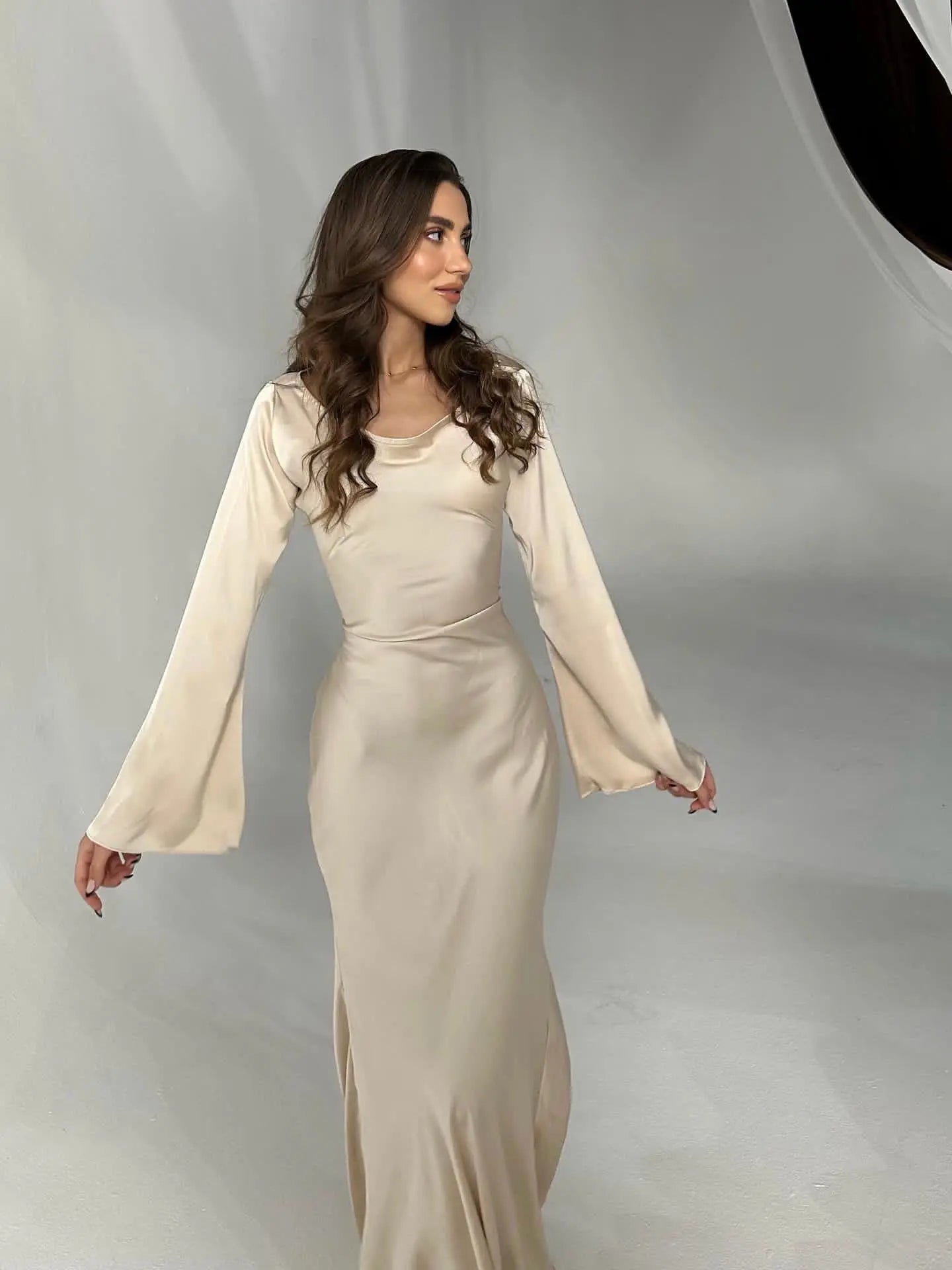 Elegantes Maxikleid mit Glockenärmeln für Damen – Figurbetontes Abendkleid mit Bindegürtel