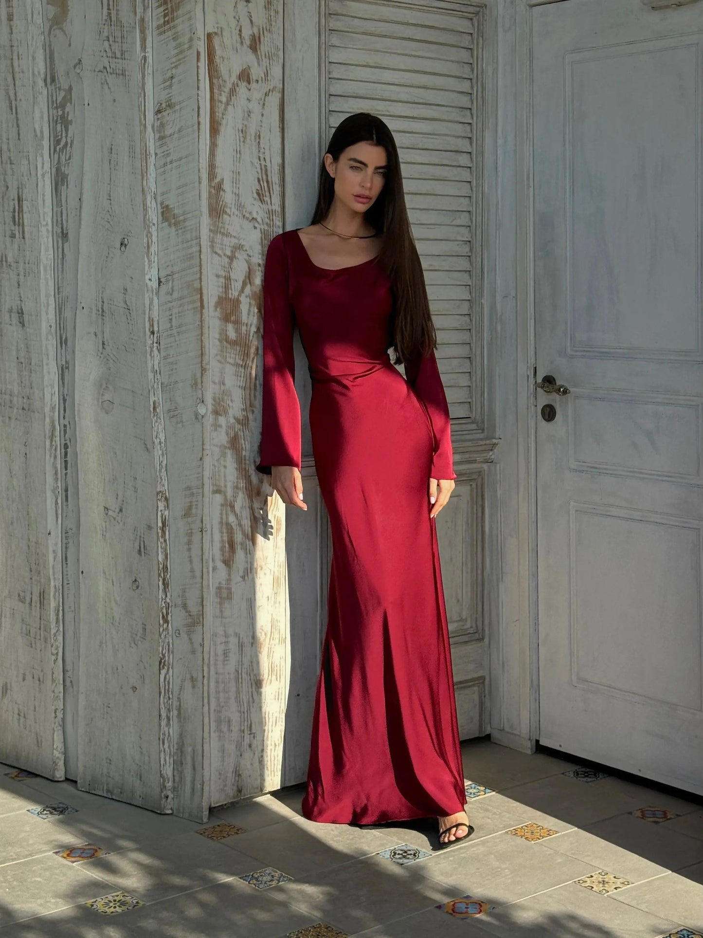 Elegantes Maxikleid mit Glockenärmeln für Damen – Figurbetontes Abendkleid mit Bindegürtel