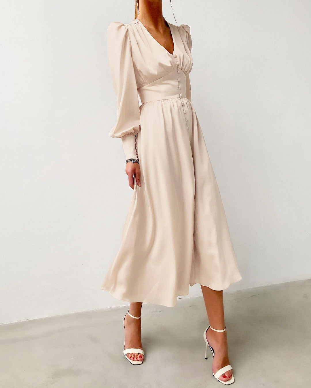 Elegantes Midi Kleid mit V-Ausschnitt & Knopfleiste – Fließendes Langarmkleid für Damen