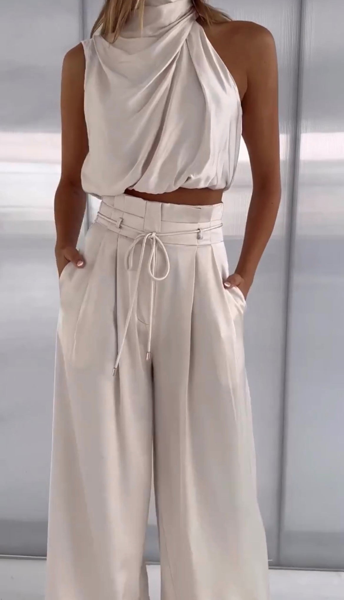 Elegantes Satin Zweiteiler Set mit Neckholder Top für Damen – Weit geschnittene Hose & stilvolles Sommer Outfit
