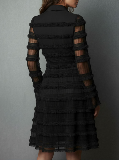 Ivrine - Kurzschwarzes Texturiertes Kleid mit Fransen und Transparenten Schichten