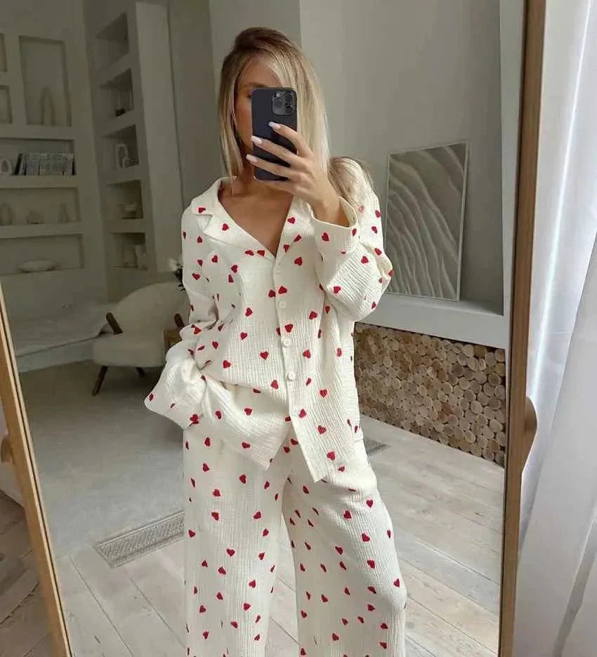 Herzprint Pyjama Set für Damen – Weiches Loungewear Nachtwäsche Set mit weitem Bein