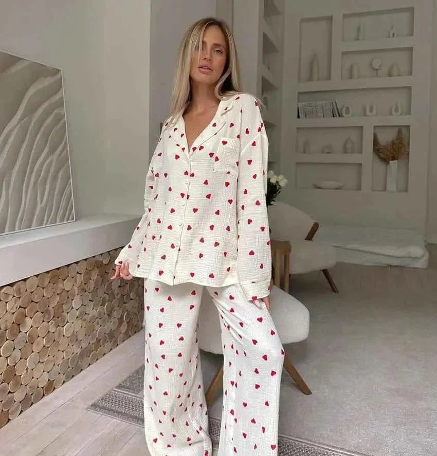 Herzprint Pyjama Set für Damen – Weiches Loungewear Nachtwäsche Set mit weitem Bein