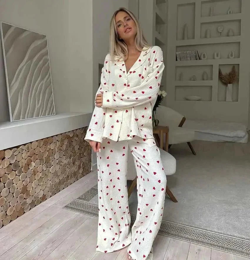 Herzprint Pyjama Set für Damen – Weiches Loungewear Nachtwäsche Set mit weitem Bein