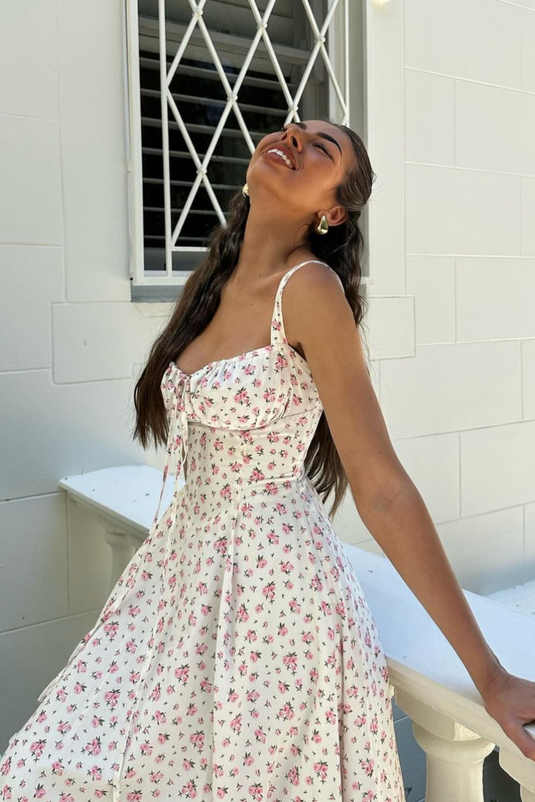 Romantisches Midi Sommerkleid für Damen – Floraler Print & Figurbetonte Passform mit Schnürung