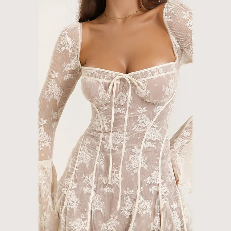 Virella - Kurzes romantisches Balconette-Kleid aus Spitze für den Frühling, mit langen und weiten Ärmeln