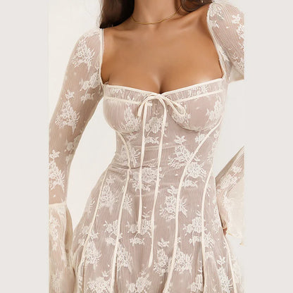 Virella - Kurzes romantisches Balconette-Kleid aus Spitze für den Frühling, mit langen und weiten Ärmeln