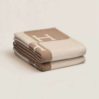 Luxuriöse Designer Wohndecke mit H-Muster – Weiche Kuscheldecke für Sofa & Bett