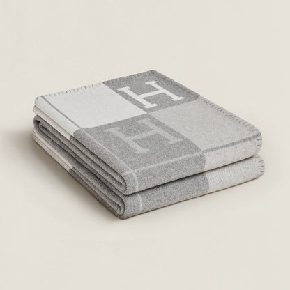 Luxuriöse Designer Wohndecke mit H-Muster – Weiche Kuscheldecke für Sofa & Bett