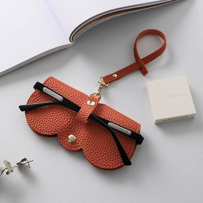 Elegantes Brillenetui aus Leder für Damen – Kompakte Sonnenbrillen Tasche mit Schlaufe & Schutz