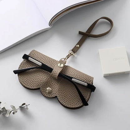 Elegantes Brillenetui aus Leder für Damen – Kompakte Sonnenbrillen Tasche mit Schlaufe & Schutz
