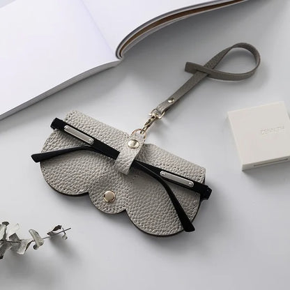 Elegantes Brillenetui aus Leder für Damen – Kompakte Sonnenbrillen Tasche mit Schlaufe & Schutz